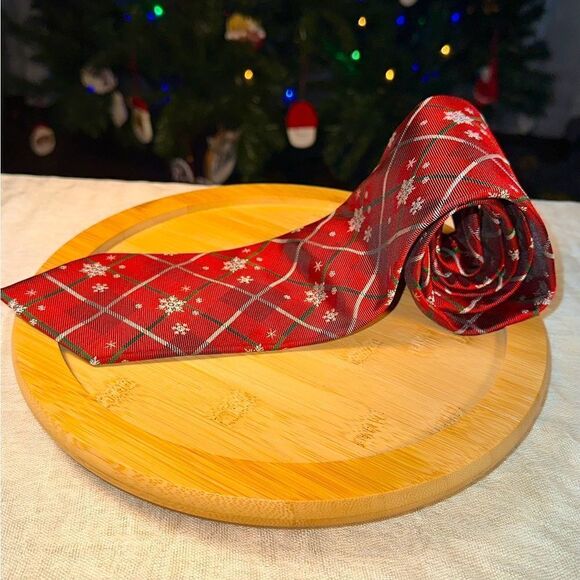 Holidays Traditions Christmas 100% silk tie in perfect condition by Hallmark - Picture 1 of 6
